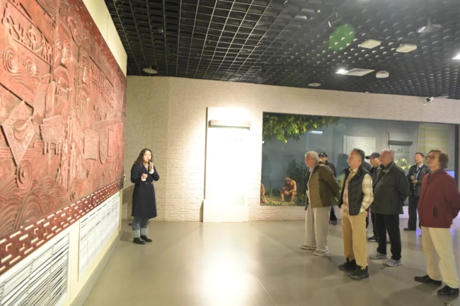 共度重阳感受新发展——郑铁中院组织退休干警重阳节集体活动